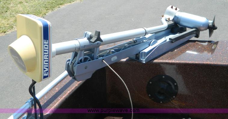 image for item B3807 1984 Speedliner 16' fiberglass tri-hull boat