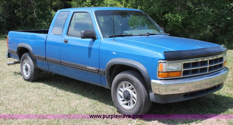 image for item C2559 1992 Dodge Dakota Club Cab pickup truck