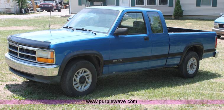 image for item C2559 1992 Dodge Dakota Club Cab pickup truck