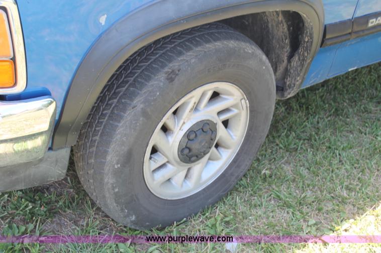 image for item C2559 1992 Dodge Dakota Club Cab pickup truck