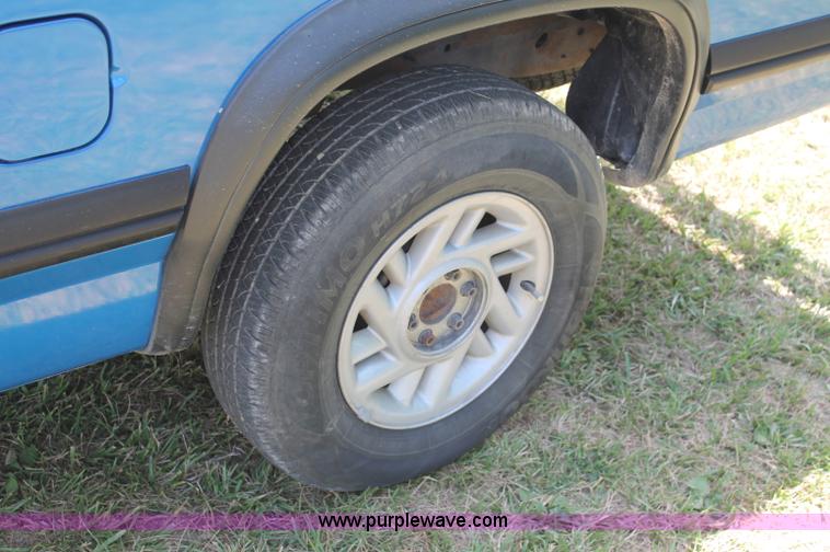 image for item C2559 1992 Dodge Dakota Club Cab pickup truck