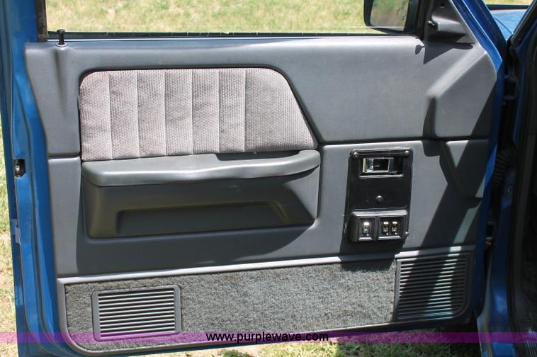 image for item C2559 1992 Dodge Dakota Club Cab pickup truck