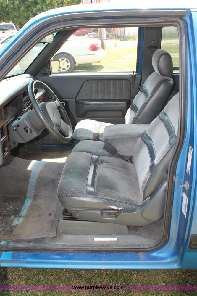 image for item C2559 1992 Dodge Dakota Club Cab pickup truck