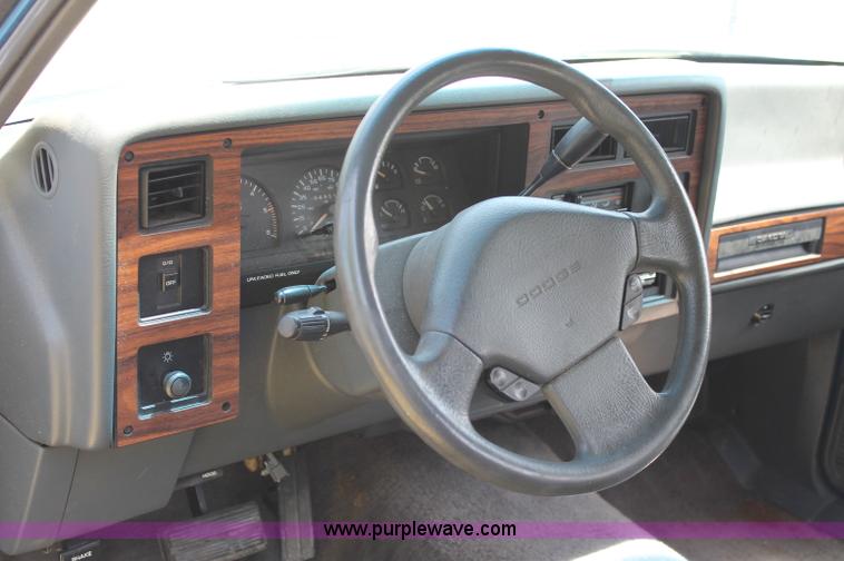 image for item C2559 1992 Dodge Dakota Club Cab pickup truck
