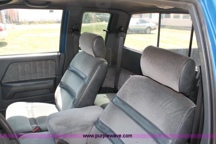 image for item C2559 1992 Dodge Dakota Club Cab pickup truck