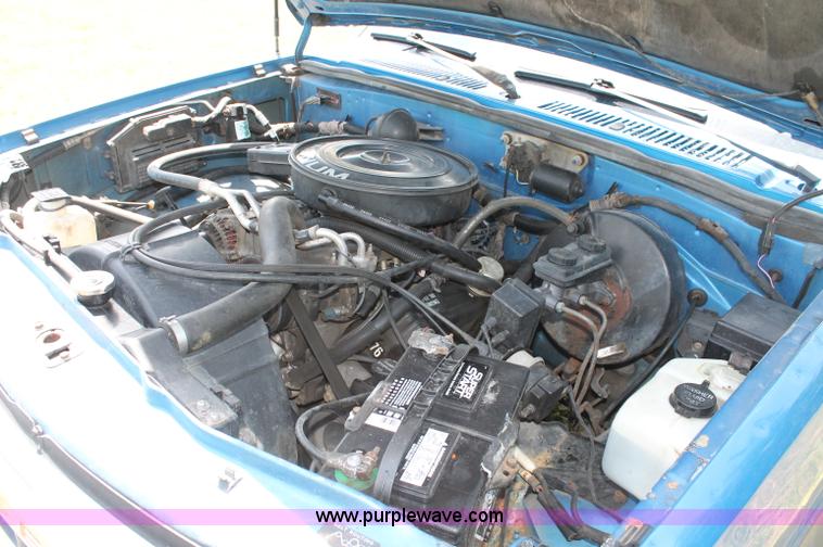 image for item C2559 1992 Dodge Dakota Club Cab pickup truck