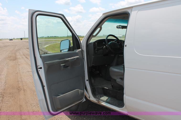 image for item C2600 2006 Ford E350 Super Duty cargo van