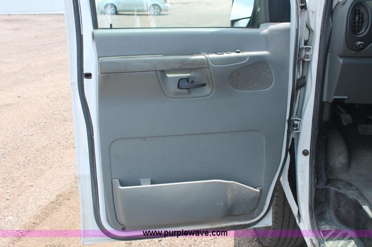 image for item C2600 2006 Ford E350 Super Duty cargo van