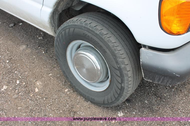 image for item C2600 2006 Ford E350 Super Duty cargo van