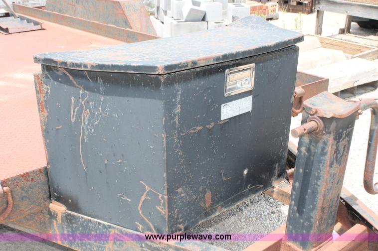 image for item C2605 2000 Roadhog Uniloader tandem axle trailer