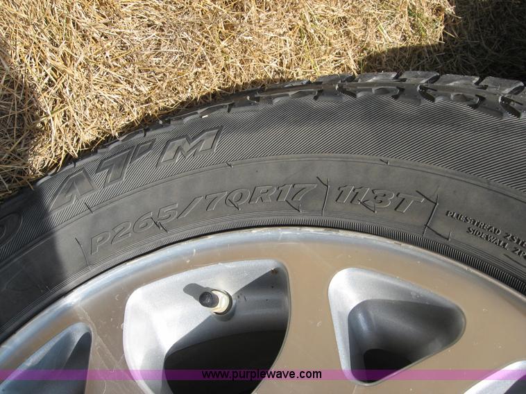 image for item C2613 2006 Chevrolet Suburban 1500 Z71 SUV