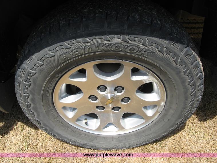 image for item C2613 2006 Chevrolet Suburban 1500 Z71 SUV