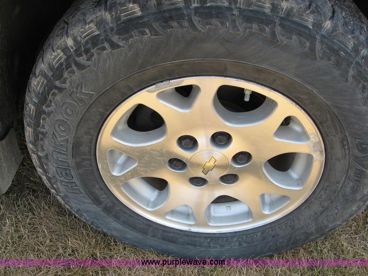 image for item C2613 2006 Chevrolet Suburban 1500 Z71 SUV