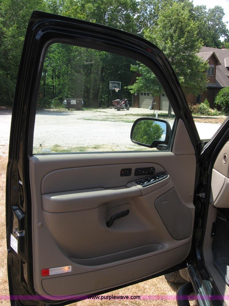 image for item C2613 2006 Chevrolet Suburban 1500 Z71 SUV