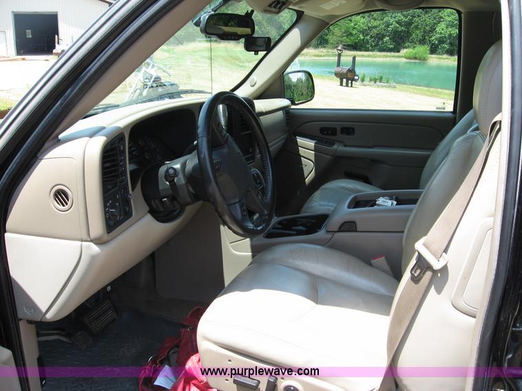 image for item C2613 2006 Chevrolet Suburban 1500 Z71 SUV