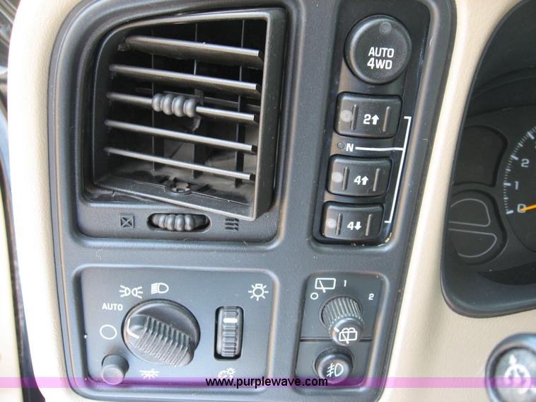 image for item C2613 2006 Chevrolet Suburban 1500 Z71 SUV