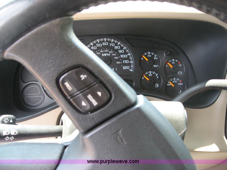 image for item C2613 2006 Chevrolet Suburban 1500 Z71 SUV