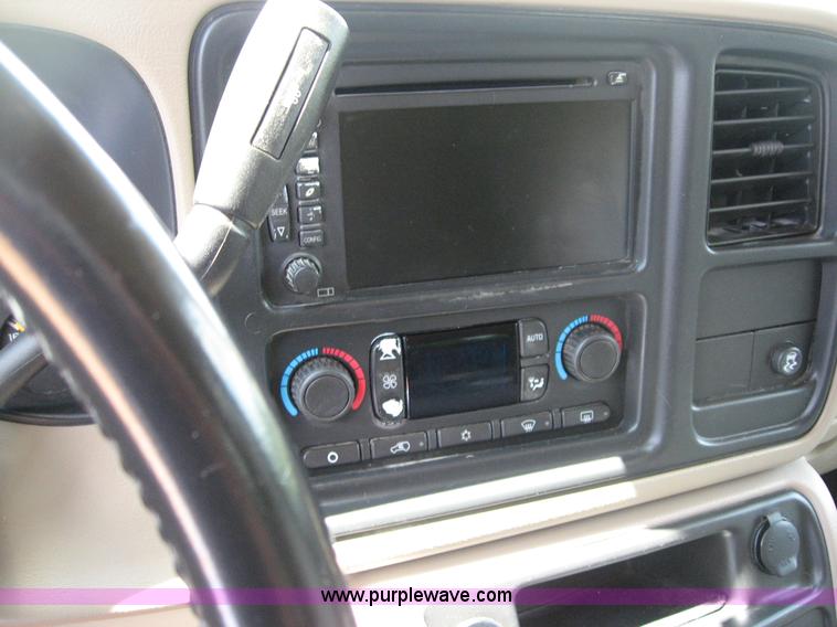 image for item C2613 2006 Chevrolet Suburban 1500 Z71 SUV