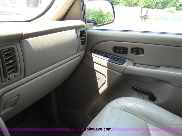 image for item C2613 2006 Chevrolet Suburban 1500 Z71 SUV