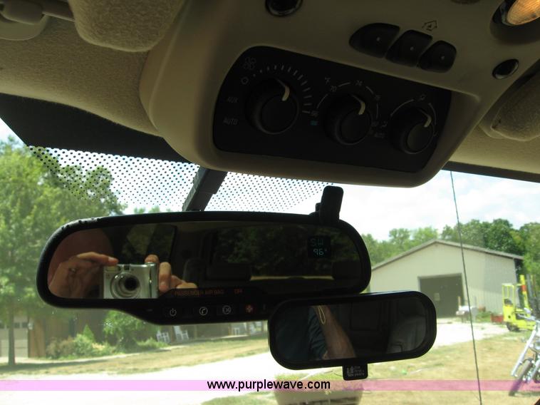 image for item C2613 2006 Chevrolet Suburban 1500 Z71 SUV