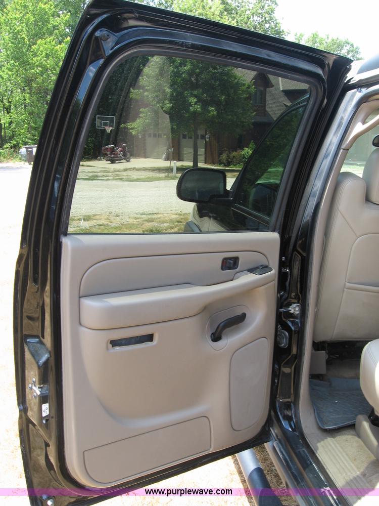 image for item C2613 2006 Chevrolet Suburban 1500 Z71 SUV