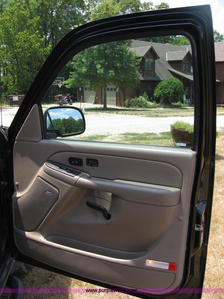 image for item C2613 2006 Chevrolet Suburban 1500 Z71 SUV