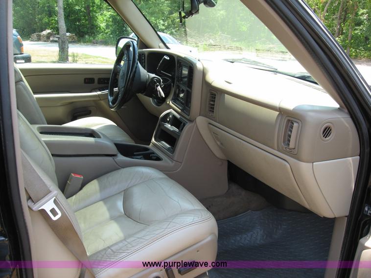 image for item C2613 2006 Chevrolet Suburban 1500 Z71 SUV