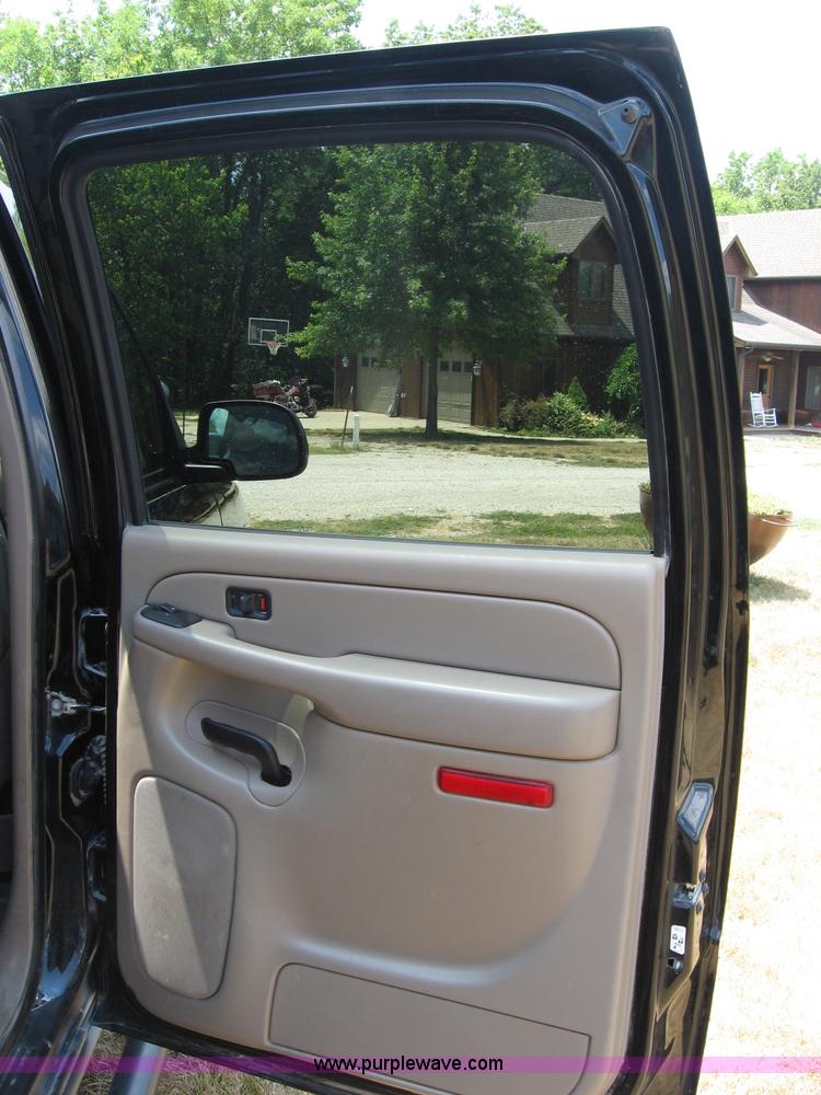 image for item C2613 2006 Chevrolet Suburban 1500 Z71 SUV