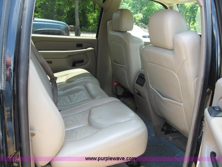 image for item C2613 2006 Chevrolet Suburban 1500 Z71 SUV