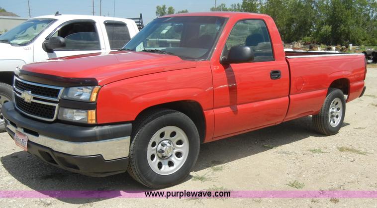 image for item D4361 2006 Chevrolet Silverado 1500 pickup truck