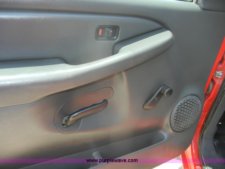 image for item D4361 2006 Chevrolet Silverado 1500 pickup truck