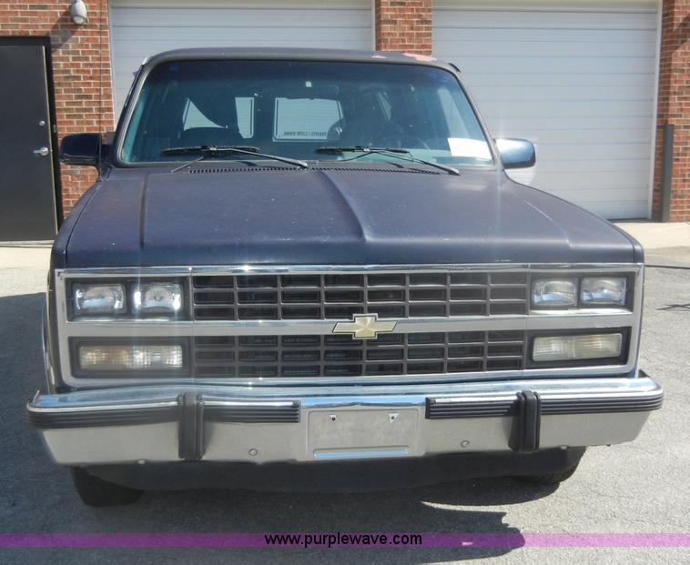 image for item D4376 1991 Chevrolet Suburban Silverado 1500 SUV