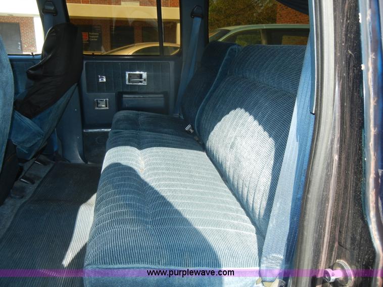 image for item D4376 1991 Chevrolet Suburban Silverado 1500 SUV