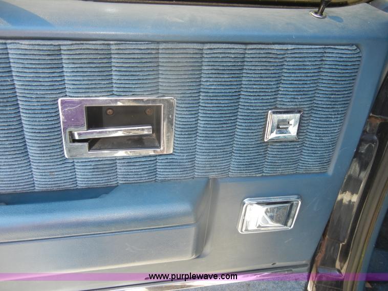 image for item D4376 1991 Chevrolet Suburban Silverado 1500 SUV
