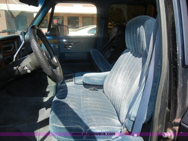 image for item D4376 1991 Chevrolet Suburban Silverado 1500 SUV