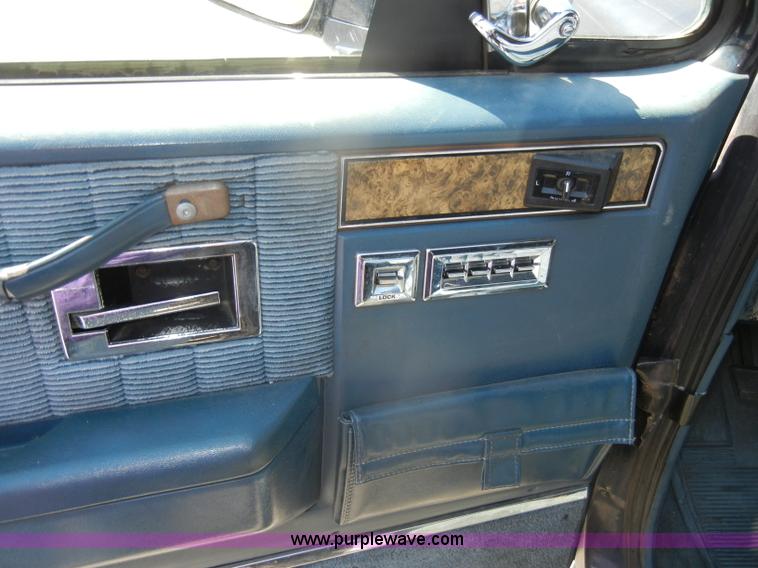 image for item D4376 1991 Chevrolet Suburban Silverado 1500 SUV
