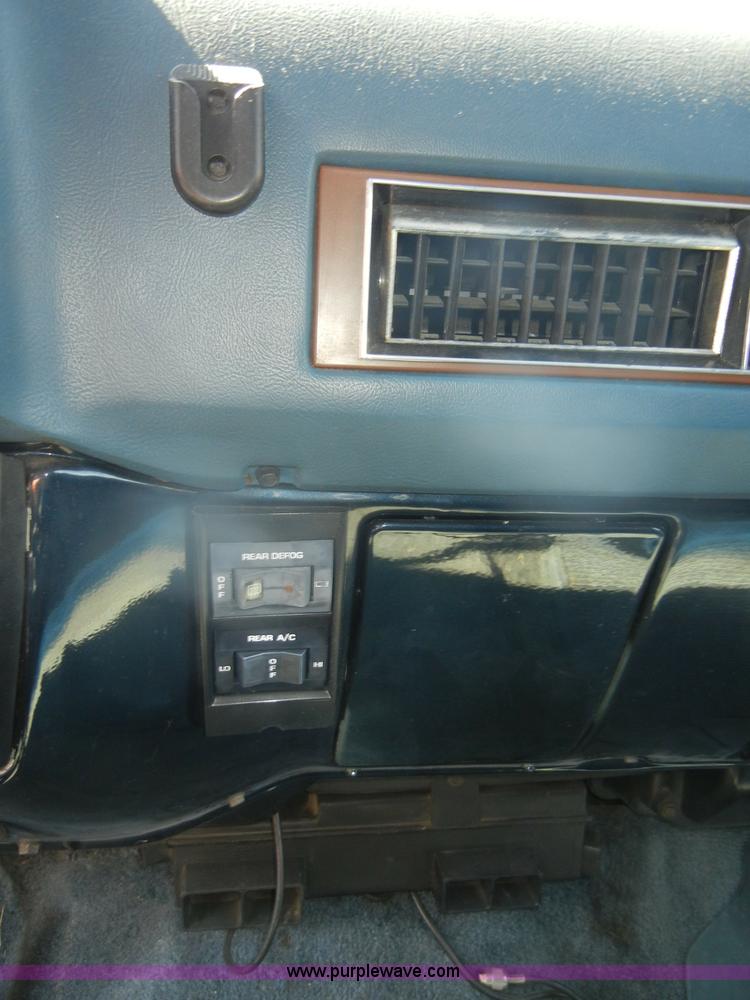 image for item D4376 1991 Chevrolet Suburban Silverado 1500 SUV