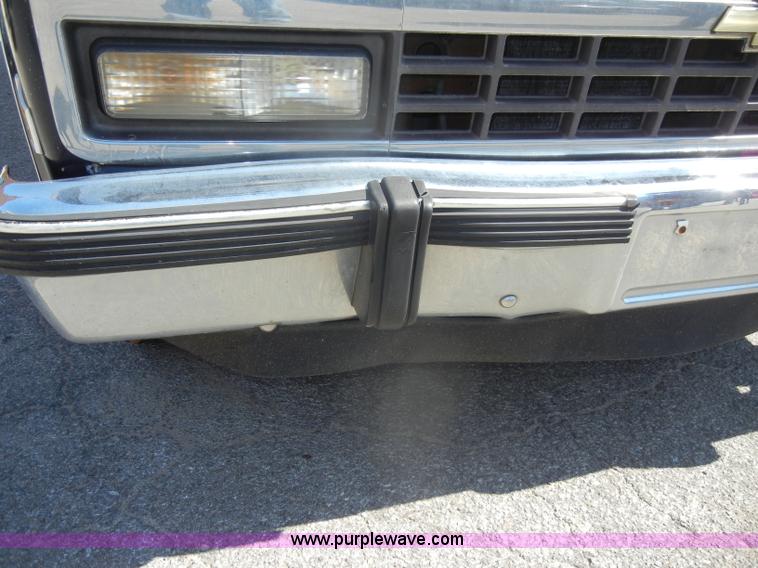 image for item D4376 1991 Chevrolet Suburban Silverado 1500 SUV