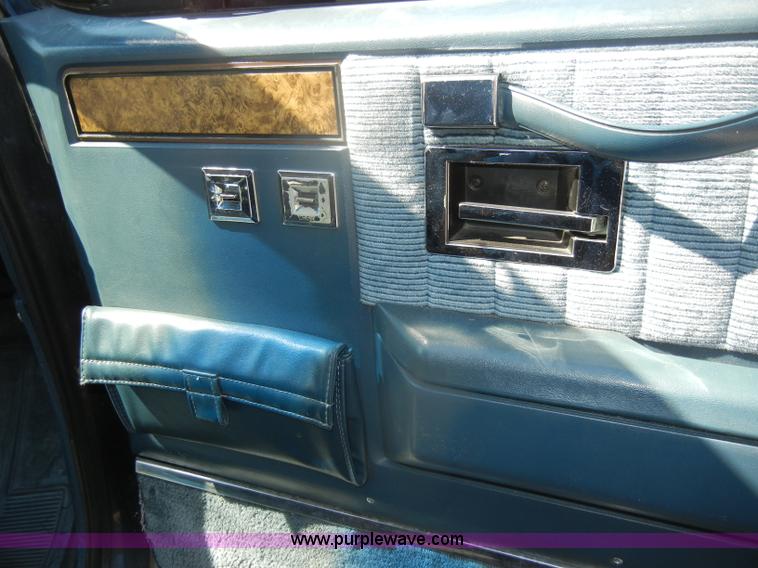 image for item D4376 1991 Chevrolet Suburban Silverado 1500 SUV