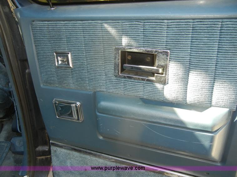 image for item D4376 1991 Chevrolet Suburban Silverado 1500 SUV