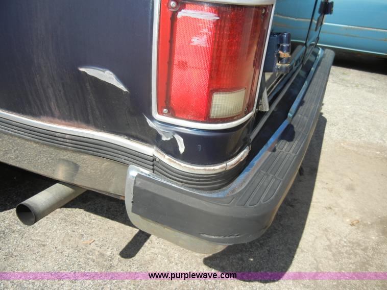 image for item D4376 1991 Chevrolet Suburban Silverado 1500 SUV