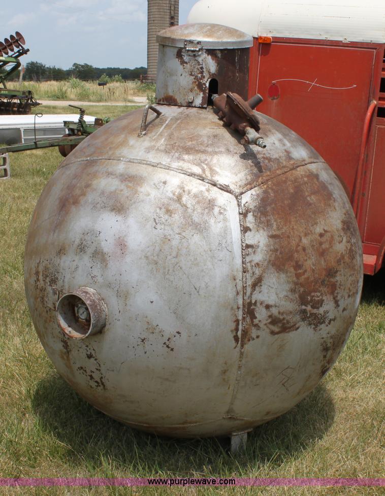 image for item D5254 1946 500 gallon propane tank