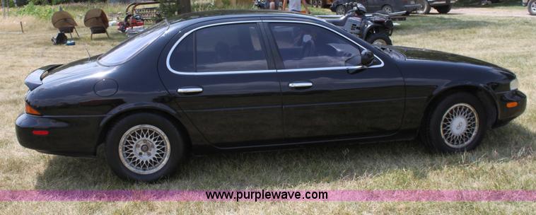 image for item D5268 1993 Infiniti J30T