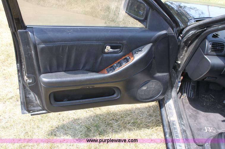 image for item D5268 1993 Infiniti J30T