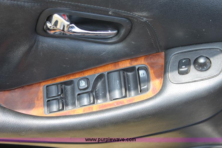 image for item D5268 1993 Infiniti J30T