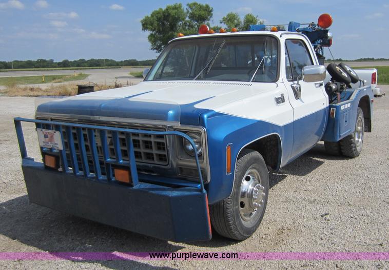 image for item D5581 1976 Chevrolet C30 wrecker truck