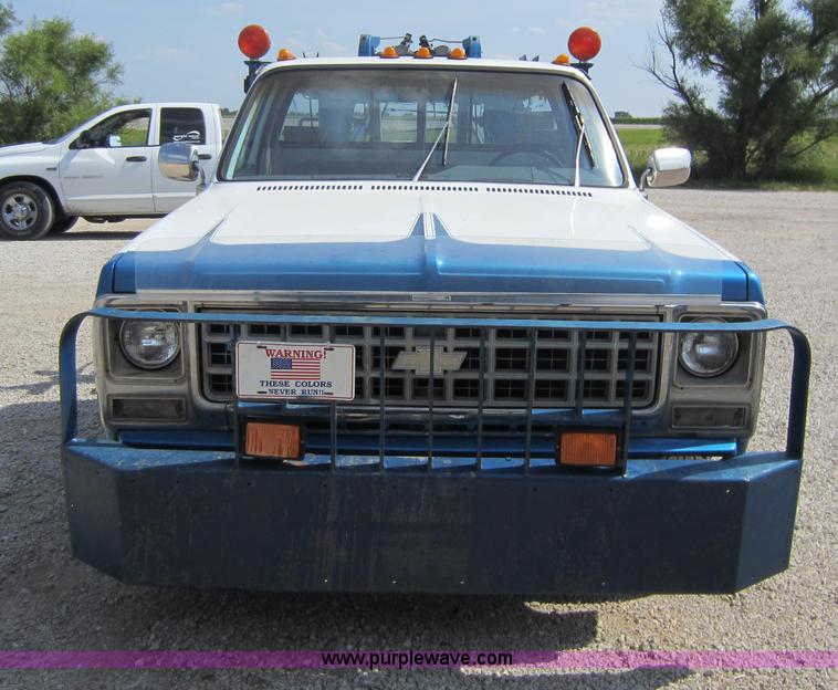 image for item D5581 1976 Chevrolet C30 wrecker truck