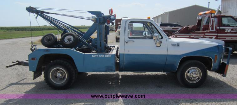 image for item D5581 1976 Chevrolet C30 wrecker truck
