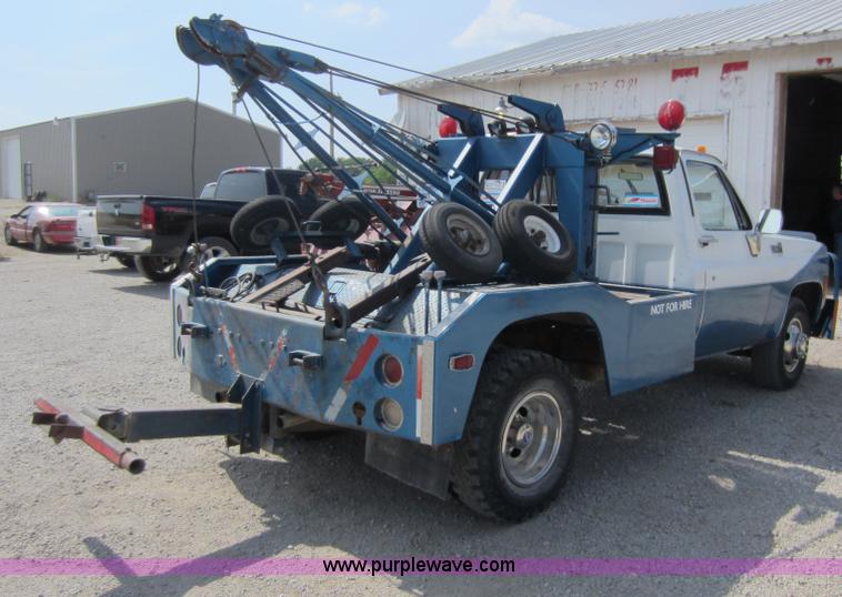 image for item D5581 1976 Chevrolet C30 wrecker truck