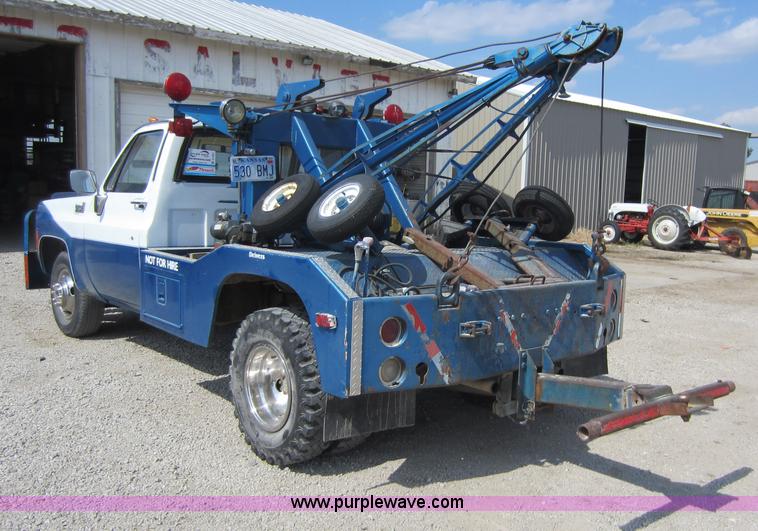 image for item D5581 1976 Chevrolet C30 wrecker truck